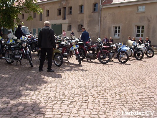 Bild: Vor der Siegerehrung: Mittagsbrunch und Fahrzeugausstellung auf dem Gutshof in Mßlitz.