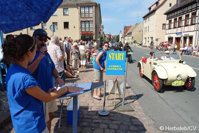 Bild: Am Startpunkt am Zörbiger Marktplatz wurde das jeweilige Fahrzeuge mit dem Besitzer kurz vorgestellt. Der Start war zugleich Kontrollstelle für die Teilnehmer.