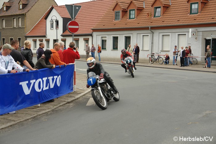 Bild: Rallyefahrten mit historischen Pkws und Motorrädern am Sonntag. Die Fahrten führten durch den abgesperrten Altstadtring Zörbigs.