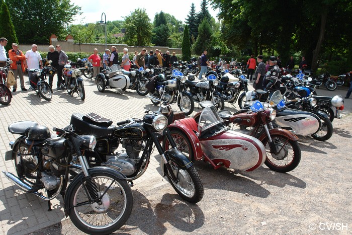 Bild: Start zur Ausfahrt vom Zörbiger Schloßparkplatz. Etappenziel war das  Fahrzeug und Technik Museum in Merseburg.