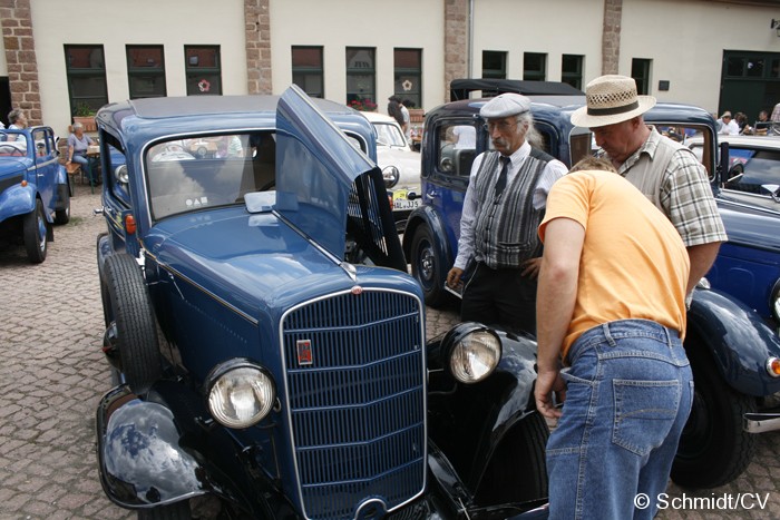 Bild: Nach der Ankunft auf dem Rittergut Mößlitz: Hier konnten sich die Teilnehmer mit einem Mittagsbrunch stärken. Oldtimerfans konnten die ausgestellten Fahrzeuge noch einmal von nahem bestaunen.