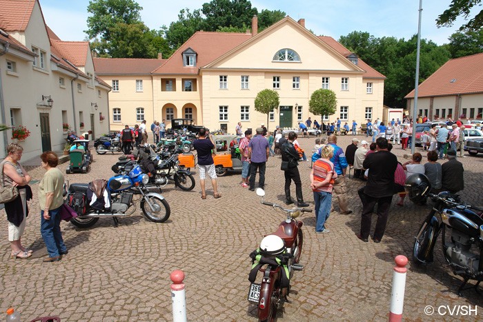 Bild: Fahrzeugausstellung und Mittagsbrunch auf dem Rittergut in Mößlitz.