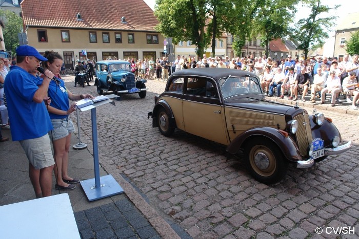 Bild: Start der Tagesausfahrt mit Zielpunkt Mößlitz. Die Fahrt begann am Zörbiger Rathaus mit einer Fahrzeugvorstellung.