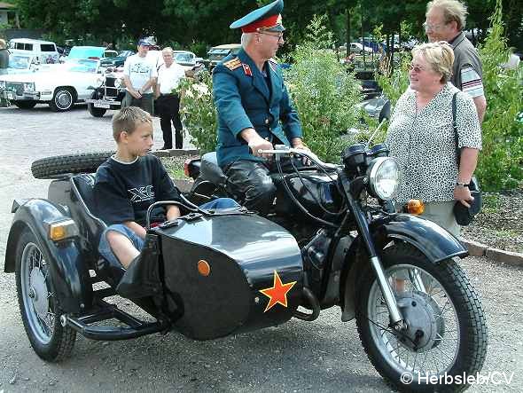 Bild: Auftakt zur 6. Curbici Veterano: Auf dem Zörbiger Schloßgelände treffen sich die Teilnehmer und stellen ihre schmuck hergerichteten Oldtimerfahrzeuge aus.