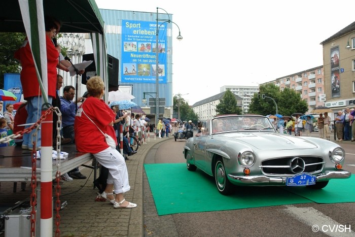 Anlässlich des Sachsen-Anhalt-Tages in Dessau-Roßlau, fuhren die Oldtimer durch die gesperrte Innenstadt von Dessau. An einer Bühne wurden die Fahrzeuge dem interessierten Publikum vorgestellt, ehe es weiter in Richtung Zschornewitz ging. Bild: Anlässlich des Sachsen-Anhalt-Tages in Dessau-Roßlau, fuhren die Oldtimer durch die gesperrte Innenstadt von Dessau. An einer Bühne wurden die Fahrzeuge dem interessierten Publikum vorgestellt, ehe es weiter in Richtung Zschornewitz ging.