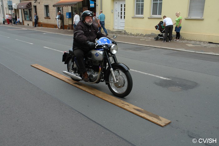 Gleich zwei Sonderprüfungen hintereinander gab es nach dem Start in der Langen Straße in Zörbig zu absolvieren. Das Spurbrett und das Hupoenbrett musste exakt getroffen und mit der richtigen Fahrerseite angesteuert werden. Bild: Gleich zwei Sonderprüfungen hintereinander gab es nach dem Start in der Langen Straße in Zörbig zu absolvieren. Das Spurbrett und das Hupoenbrett musste exakt getroffen und mit der richtigen Fahrerseite angesteuert werden.