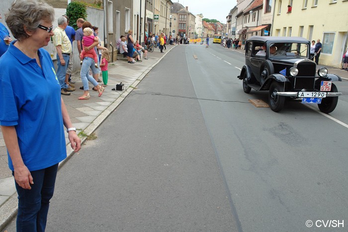 Bild: Gleich zwei Sonderprüfungen hintereinander gab es nach dem Start in der Langen Straße in Zörbig zu absolvieren. Das Spurbrett und das Hupoenbrett musste exakt getroffen und mit der richtigen Fahrerseite angesteuert werden.