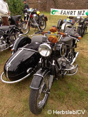 Bild: Eintreffen & Ausstellung der Oldtimer am Samstag-Vormittag auf dem Zörbiger Schloßgelände. Bis zum Start zur Ausfahrt nach Leipzig, konnten Oldtimerfans ihre Fahrzeuge zur Schau stellen.