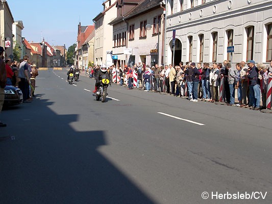 Bild: Am Sonntag-Vormittag wurde die Zörbiger Innenstadt für den öffentlichen Straßenverkehr gesperrt. Hunderte Zuschauer an den Straßenzügen Zörbigs konnten historische Rennfahrzeuge mit ihren Fahrern bewundern.