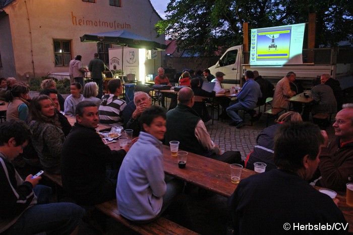 Bild: Das 10. Jubiläum der Curbici Veterano wurde am Abend des ersten Veranstaltungstages auf dem Hofgelände des Zörbiger Schloßes gefeiert.