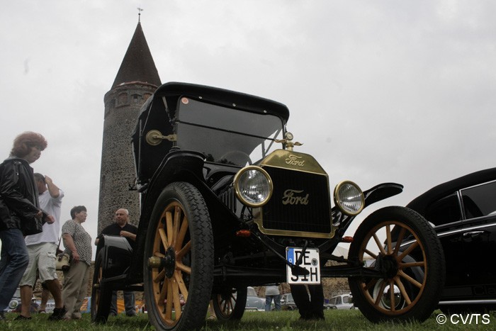 Bild: Fahrzeugausstellung am Samstag-Vormittag auf dem Zörbiger Schloßgelände.