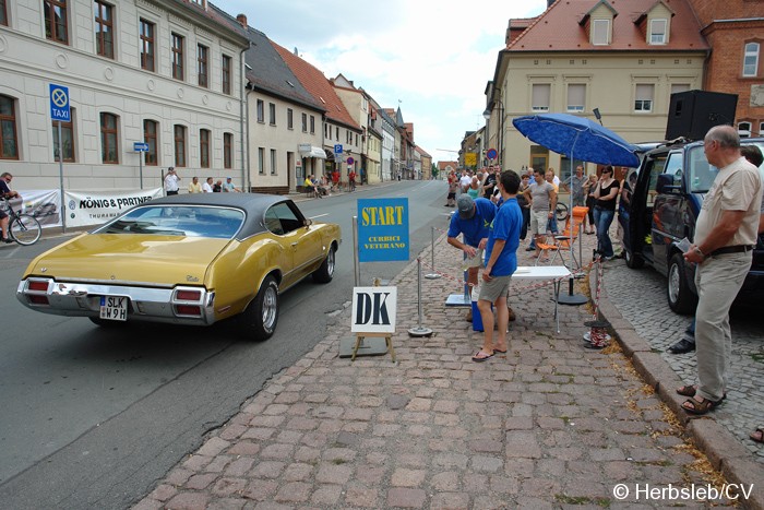 Bild: Am Startpunkt am Zörbiger Marktplatz wurde das jeweilige Fahrzeuge mit dem Besitzer kurz vorgestellt. Der Start war zugleich Kontrollstelle für die Teilnehmer.