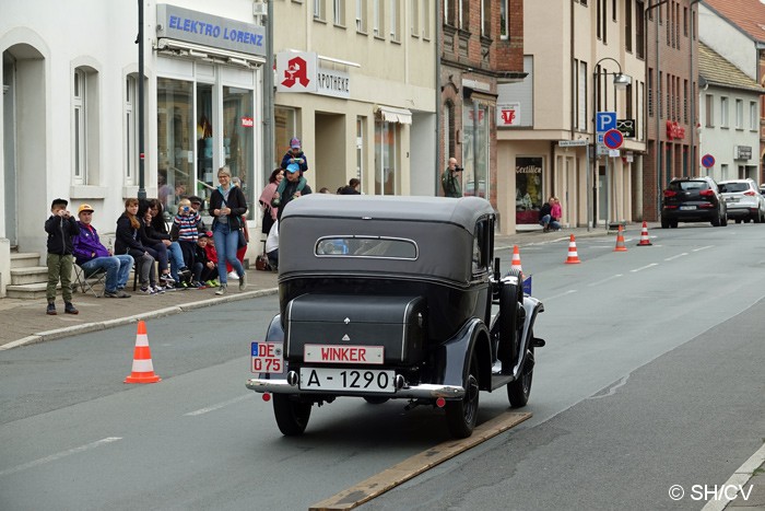 Erste Sonderprüfung in Zörbig: Das Spurbrett musste mit der rechten Fahrzeugachse getroffen und das Hupenbrett gezielt angefahren werden. Bild: Erste Sonderprüfung in Zörbig: Das Spurbrett musste mit der rechten Fahrzeugachse getroffen und das Hupenbrett gezielt angefahren werden.