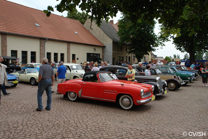 Bild: Nach der Ausfahrt durch das Zörbiger Umland und absolvierten Sonderprüfungen, erreichten die Oldtimerfrende das Rittergut in Mößlitz. Für das leibliche Wohl sorgten die Mitglieder des Fördervereins Gut Mößlitz.