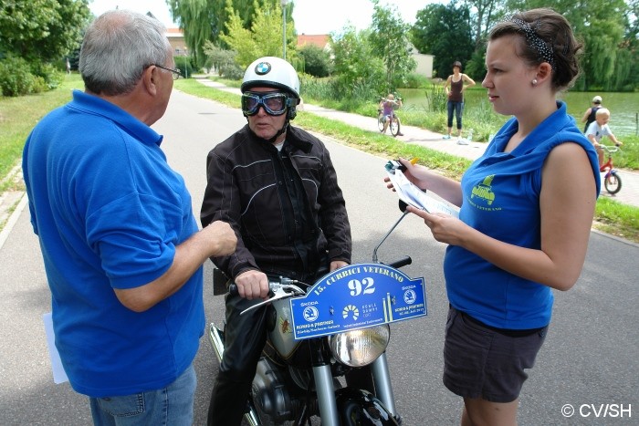 Bild: Durchfahrtskontrolle in Quetzdölsdorf. Der Kontrollpunkt musste gefunden werden, um keine Strafpunkte zu erhalten.