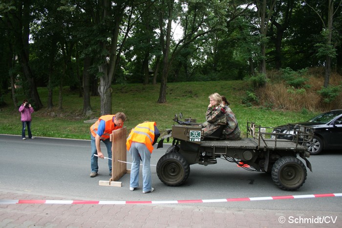 Bild: Am Marktplatz in Zörbig begann für über 130 Fahrzeuge die Sonntagsveranstaltung der Curbici Veterano. Etliche Prüfungsstationen mussten angefahren werden.