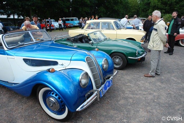 Bild: Eintreffen & Ausstellung der Oldtimer auf dem Zörbiger Schloßparkplatz.