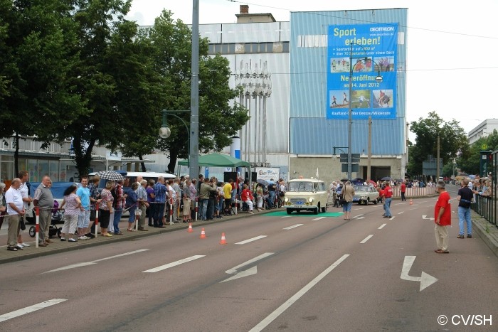 Bild: Anlässlich des Sachsen-Anhalt-Tages in Dessau-Roßlau, fuhren die Oldtimer durch die gesperrte Innenstadt von Dessau. An einer Bühne wurden die Fahrzeuge dem interessierten Publikum vorgestellt, ehe es weiter in Richtung Zschornewitz ging.