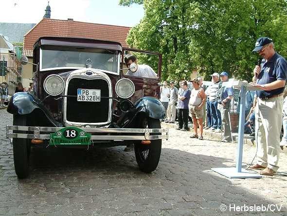 Bild: Nach einer Fahrzeugvorstellung vor dem Rathaus in Zörbig durch Hans-Peter Lohmann, mussten die Oldtimerfreunde einige Sonderprüfungen im Bereich des Stadtringes ablegen.