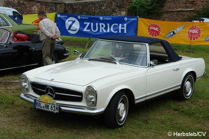 Bild: Eintreffen & Ausstellung der Oldtimer auf dem Zörbiger Schloßgelände.