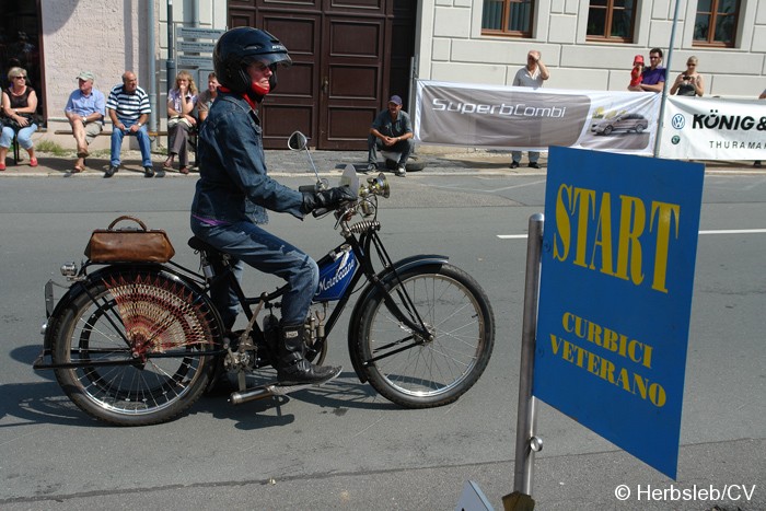 Bild: Am Startpunkt am Zörbiger Marktplatz wurde das jeweilige Fahrzeuge mit dem Besitzer kurz vorgestellt. Der Start war zugleich Kontrollstelle für die Teilnehmer.