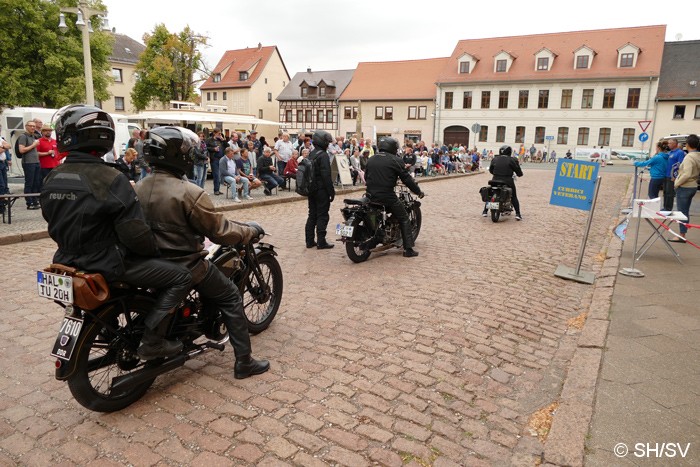 Bild: Die Sonntags-Ausfahrt in das Zörbiger Umland startete vor dem Rathaus am Markt.