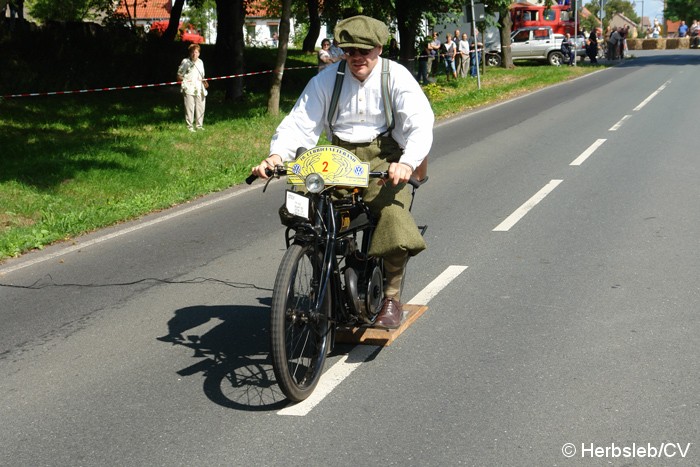 Bild: Einige Sonderprüfungen mussten die Curbici-Teilnehmer auf dem Stadtparkring absolvieren, so wie hier auf dem Hupenbrett.