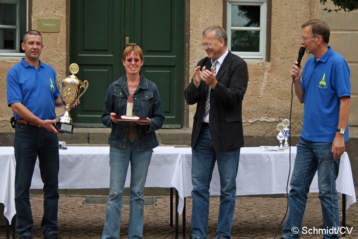 Bild: Die Siegerehrung nahmen Ralf Zschoche und Bürgermeister Rolf Sonnenberger vor und bedankten sich bei allen Gästen, Besuchern und Mitwirkenden der 11. Curbici Veterano.