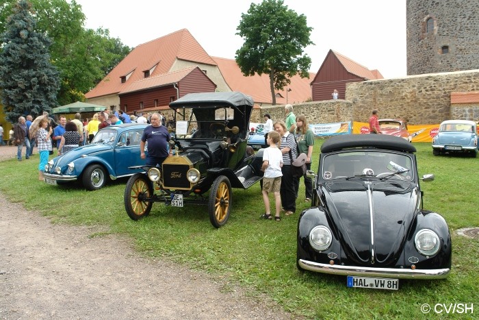 Bild: Eintreffen & Ausstellung der Oldtimer auf dem Zörbiger Schloßparkplatz am 07.07.2012.