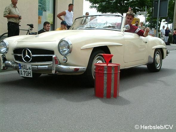 Bild: Nach einer Fahrzeugvorstellung vor dem Rathaus in Zörbig durch Hans-Peter Lohmann, mussten die Oldtimerfreunde einige Sonderprüfungen im Bereich des Stadtringes ablegen.