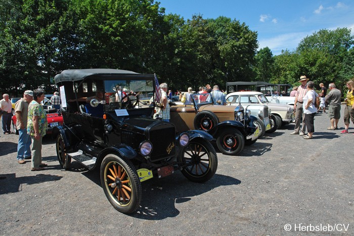 Bild: Eintreffen & Ausstellung der Oldtimer auf dem Zörbiger Schloßgelände am 09.07.2011.