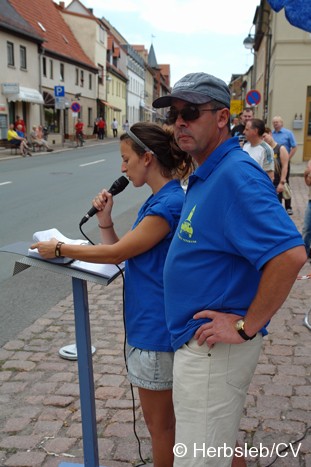 Bild: Am Startpunkt am Zörbiger Marktplatz wurde das jeweilige Fahrzeuge mit dem Besitzer kurz vorgestellt. Der Start war zugleich Kontrollstelle für die Teilnehmer.