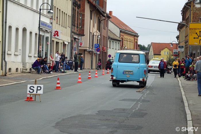 Bild: Erste Sonderprüfung in Zörbig: Das Spurbrett musste mit der rechten Fahrzeugachse getroffen und das Hupenbrett gezielt angefahren werden.