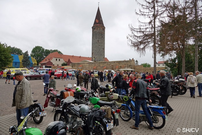 Bild: Treffpunkt der 22. Curbici Veterano auf dem Schloßparkplatz in Zörbig am Samstag-Vormittag.