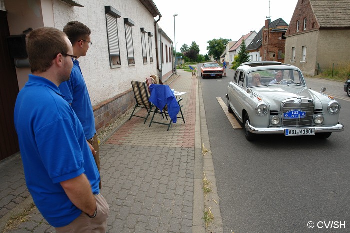 Bild: Genaues Fahren war in Göttnitz angesagt: Nach Einweisung der Teilnehmer in die Sonderprüfung, mussten die Fahrer ein Spurbrett befahren. Bei ungenauen fahren oder bei Verfehlen des Spurbrettes wurden Strafpunkte vergeben.