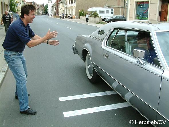 Bild: Nach einer Fahrzeugvorstellung vor dem Rathaus in Zörbig durch Hans-Peter Lohmann, mussten die Oldtimerfreunde einige Sonderprüfungen im Bereich des Stadtringes ablegen.