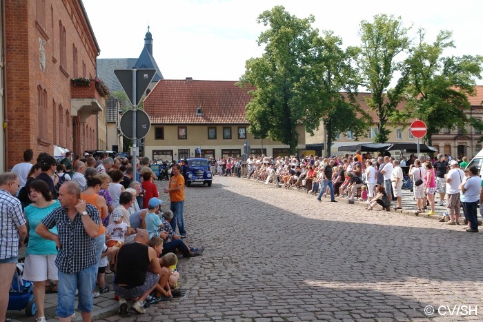 Bild: Start der Tagesausfahrt mit Zielpunkt Mößlitz. Die Fahrt begann am Zörbiger Rathaus mit einer Fahrzeugvorstellung.