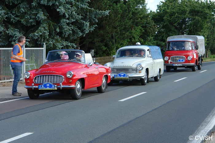 Bild: Aus Merseburg kommend, treffen die Fahrzeuge am Ziel in Zörbig ein. Unterwegs mussten noch einige Baumaffen gefunden werden. Mit der Kartenabgabe endete der erste Fahrtag. Am Abend trafen sich die Oldtimerfreunde zu Benzingesprächen auf dem Zörbiger Schloss.