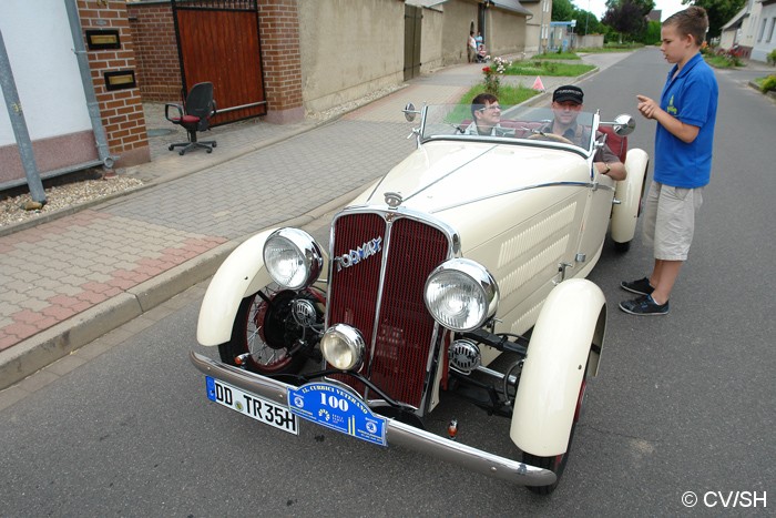 Genaues Fahren war in Göttnitz angesagt: Nach Einweisung der Teilnehmer in die Sonderprüfung, mussten die Fahrer ein Spurbrett befahren. Bei ungenauen fahren oder bei Verfehlen des Spurbrettes wurden Strafpunkte vergeben. Bild: Genaues Fahren war in Göttnitz angesagt: Nach Einweisung der Teilnehmer in die Sonderprüfung, mussten die Fahrer ein Spurbrett befahren. Bei ungenauen fahren oder bei Verfehlen des Spurbrettes wurden Strafpunkte vergeben.