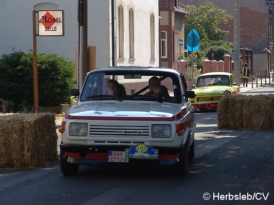 Bild: Am Sonntag-Vormittag wurde die Zörbiger Innenstadt für den öffentlichen Straßenverkehr gesperrt. Hunderte Zuschauer an den Straßenzügen Zörbigs konnten historische Rennfahrzeuge mit ihren Fahrern bewundern.