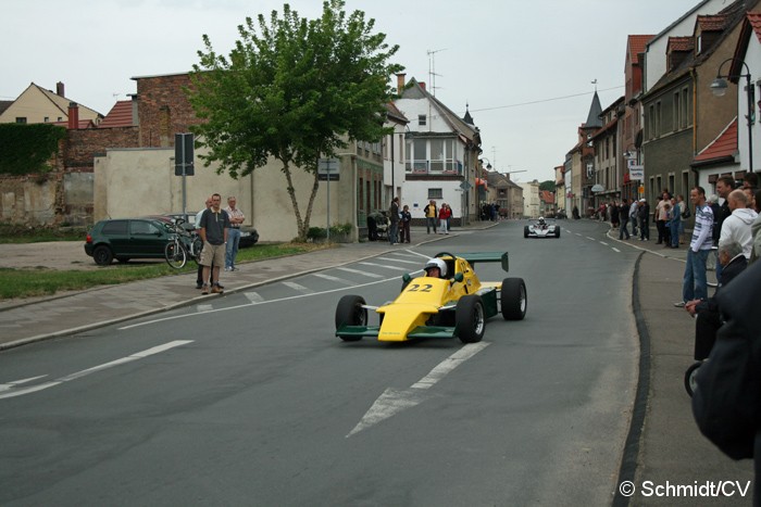 Bild: Rallyefahrten mit historischen Pkws und Motorrädern am Sonntag. Die Fahrten führten durch den abgesperrten Altstadtring Zörbigs.