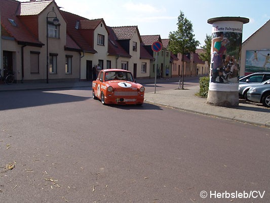 Bild: Am Sonntag-Vormittag wurde die Zörbiger Innenstadt für den öffentlichen Straßenverkehr gesperrt. Hunderte Zuschauer an den Straßenzügen Zörbigs konnten historische Rennfahrzeuge mit ihren Fahrern bewundern.