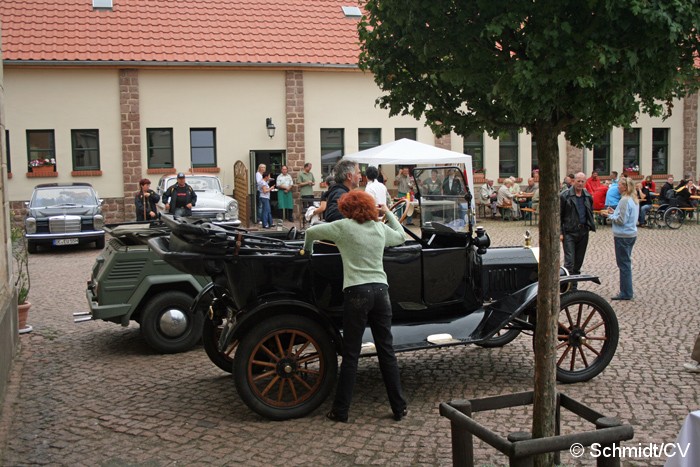 Bild: Einfinden der Fahrzeuge auf Gut Mößlitz.