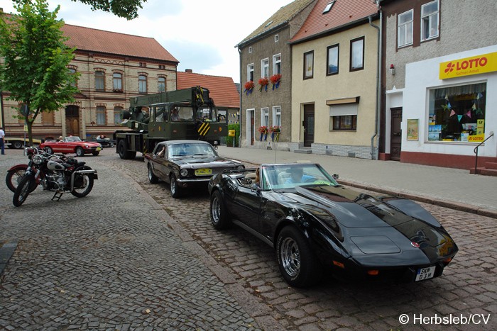 Bild: Am Startpunkt am Zörbiger Marktplatz wurde das jeweilige Fahrzeuge mit dem Besitzer kurz vorgestellt. Der Start war zugleich Kontrollstelle für die Teilnehmer.