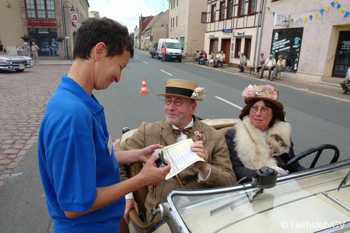 Bild: Am Startpunkt am Zörbiger Marktplatz wurde das jeweilige Fahrzeuge mit dem Besitzer kurz vorgestellt. Der Start war zugleich Kontrollstelle für die Teilnehmer.