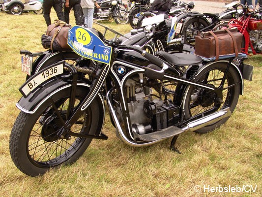 Bild: Eintreffen & Ausstellung der Oldtimer am Samstag-Vormittag auf dem Zörbiger Schloßgelände. Bis zum Start zur Ausfahrt nach Leipzig, konnten Oldtimerfans ihre Fahrzeuge zur Schau stellen.