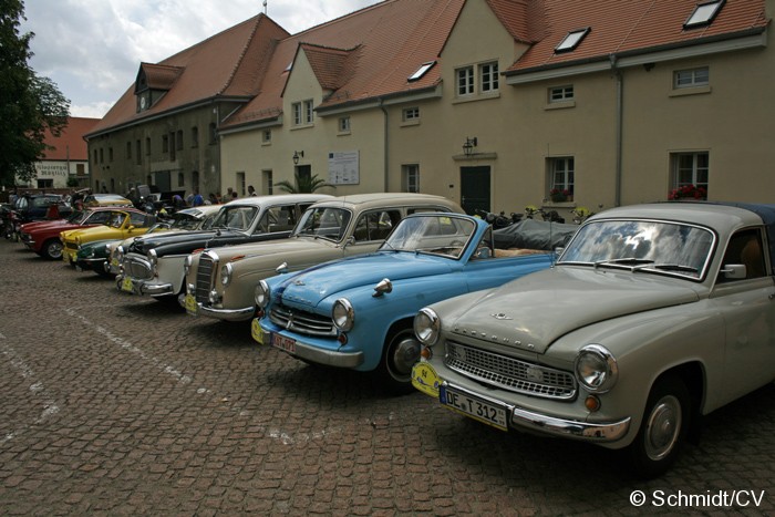 Bild: Nach der Ankunft auf dem Rittergut Mößlitz: Hier konnten sich die Teilnehmer mit einem Mittagsbrunch stärken. Oldtimerfans konnten die ausgestellten Fahrzeuge noch einmal von nahem bestaunen.