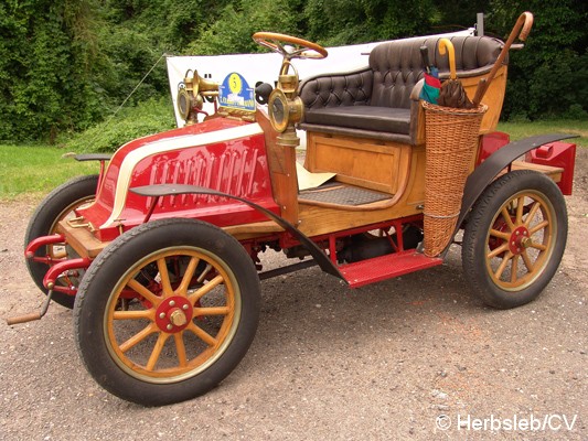 Bild: Eintreffen & Ausstellung der Oldtimer am Samstag-Vormittag auf dem Zörbiger Schloßgelände. Bis zum Start zur Ausfahrt nach Leipzig, konnten Oldtimerfans ihre Fahrzeuge zur Schau stellen.