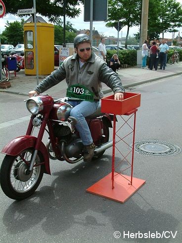 Bild: Nach einer Fahrzeugvorstellung vor dem Rathaus in Zörbig durch Hans-Peter Lohmann, mussten die Oldtimerfreunde einige Sonderprüfungen im Bereich des Stadtringes ablegen.