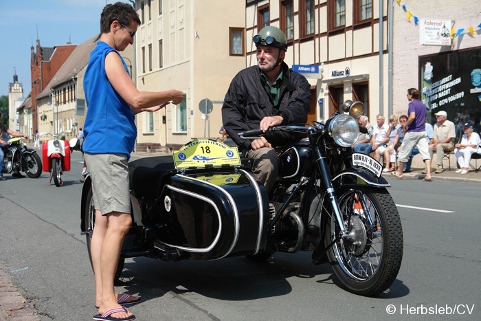 Bild: Am Startpunkt am Zörbiger Marktplatz wurde das jeweilige Fahrzeuge mit dem Besitzer kurz vorgestellt. Der Start war zugleich Kontrollstelle für die Teilnehmer.